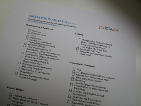 Fliegen: Checkliste Handgepäck für Familien mit Baby und Kind © KidsAway