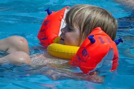 Schwimmhilfen für Kinder gibt es in den verschiedensten Ausführungen © Pixabay Schwimmhilfen für Kinder gibt es in den verschiedensten Ausführungen © Pixabay