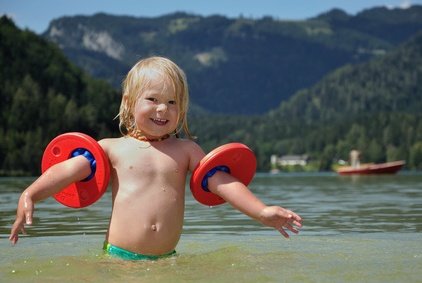 Ein Baby nimmt beim Planschen viel Wasser auf - Vorsicht! © otisthewolf - Fotolia.com