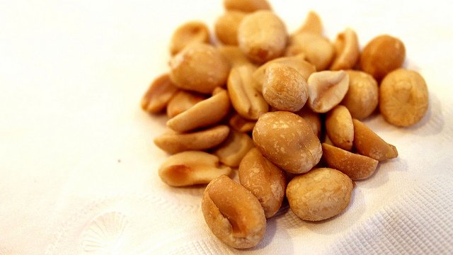Erdnüsse sind eines der gefährlichsten Allergene für Kinder © Flickr/desegura89