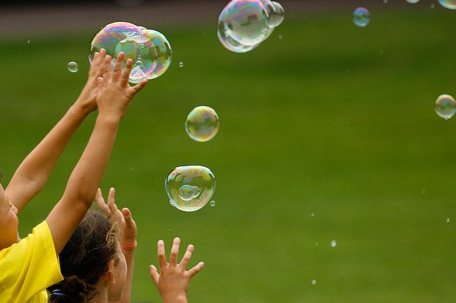 Kinder jagen Seifenblasen © Flickr/CiCCiO.it Kinder jagen Seifenblasen © Flickr/CiCCiO.it