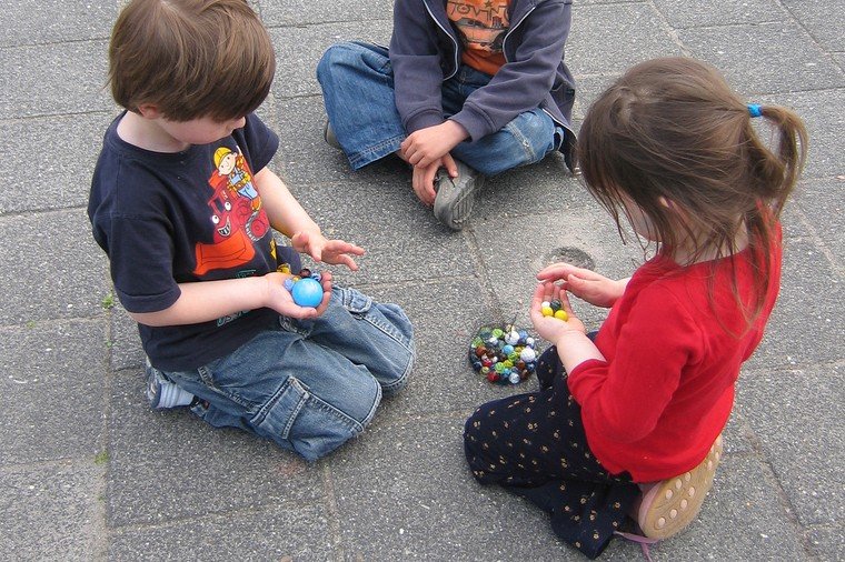 Mit Murmeln spielen macht allen Kindern Spaß © Flickr/tuppus Mit Murmeln spielen macht allen Kindern Spaß © Flickr/tuppus