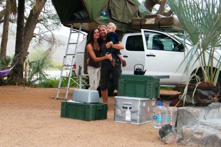 Die Afrika-Experten mit ihrer Survival-Ausrüstung © Madleen Nothnagel Die Afrika-Experten mit ihrer Survival-Ausrüstung © Madleen Nothnagel