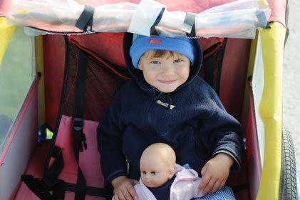 Im Fahrradanhänger sitzen Kinder auf Tour immer bequem © Fotofreundin - Fotolia.com