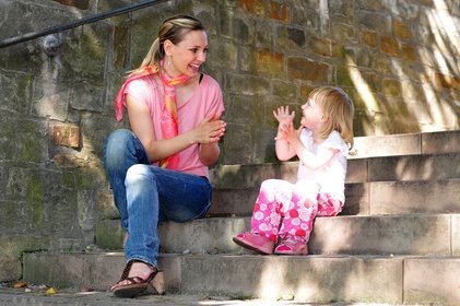 Über gemeinsames Singen und Spielen prägen sich Kinder Fremdsprachen ein © Stefan Gräf - Fotolia.com