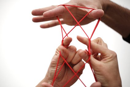 Fadenspiele beschäftigen Kinder seit Jahrtausenden © MAK - Fotolia.com Fadenspiele beschäftigen Kinder seit Jahrtausenden © MAK - Fotolia.com