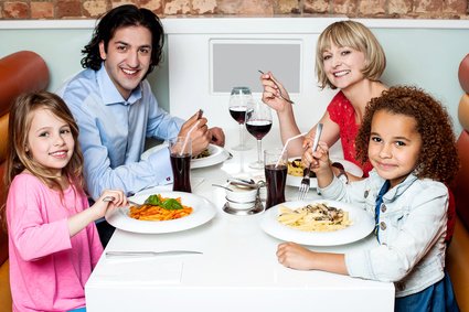 Spiele verkürzen die Wartezeit im Restaurant © stockyimages - Fotolia.com