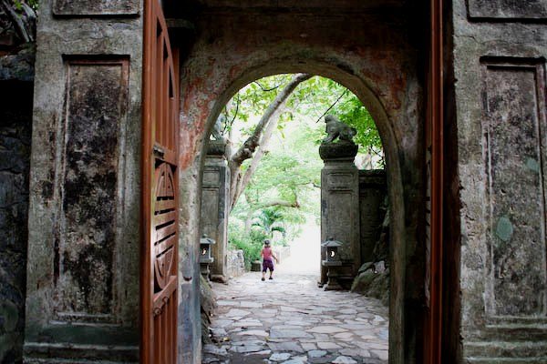 Der Weltwunderer-Sohn erkundet die Marble Mountains bei Da Nang