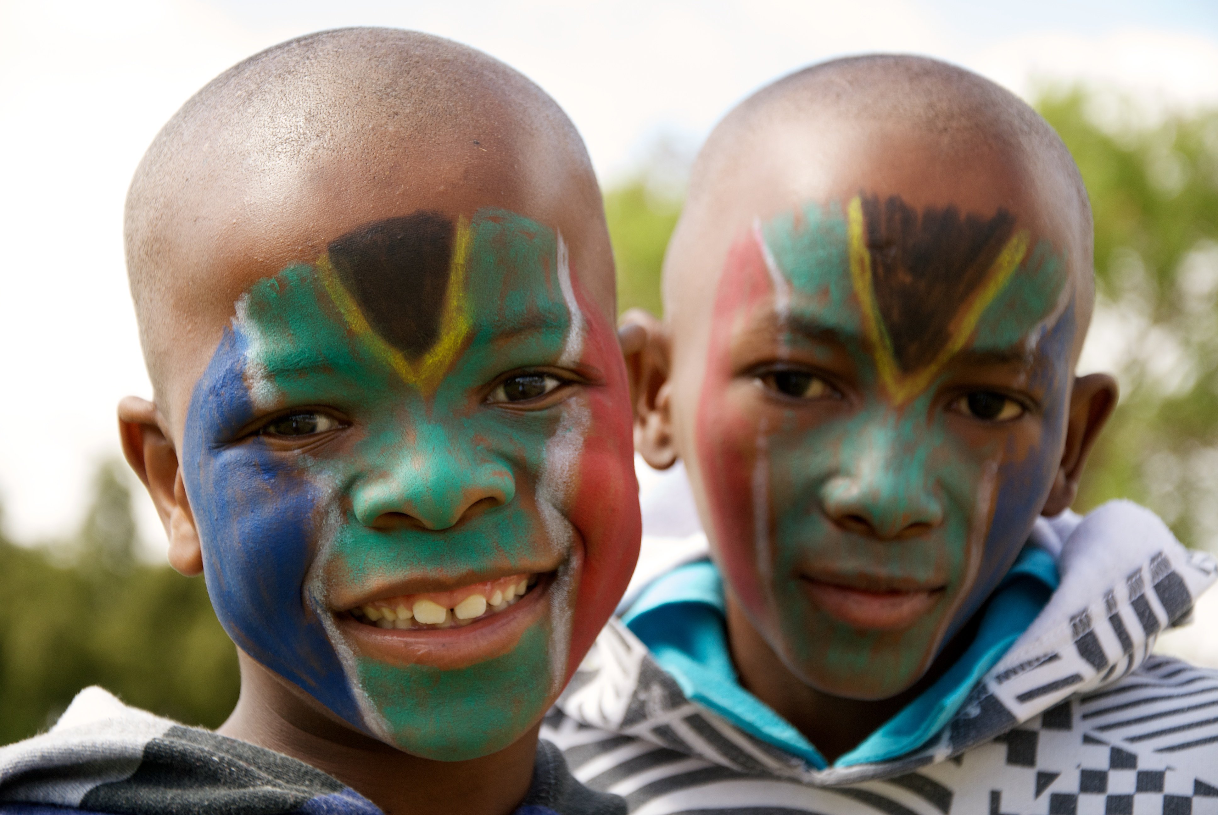 Diese Jungs von Stamm der Itsoseng heißen euch in Südafrika willkommen! © Ryan Kilpatrick/Flickr