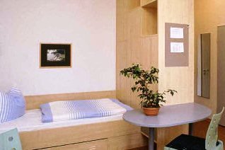 Ein Zimmer in der Mutter-Kind-Kurklinik Baabe auf Rügen © AWO Sano GmbH Ein Zimmer in der Mutter-Kind-Kurklinik Baabe auf Rügen © AWO Sano GmbH