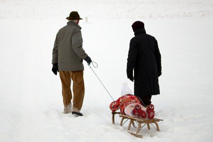 Oma und Opa sind auch im Skiurlaub tolle Babysitter © Daniel Schweinert - Fotolia.com