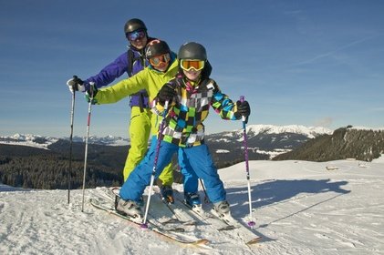 Familienfreundlicher Skiurlaub – was die Alpen und andere Regionen für Familien bieten