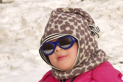 Eine Sonnenbrille ist cool - und wichtig für Babys © jeancliclac - Fotolia.com