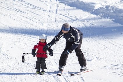 Skifahren lernen Kinder am besten auf familienfreundlich breiten Pisten © ManEtli - Fotolia.com