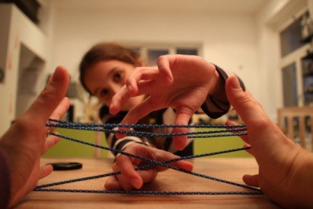 Partnerarbeit: So wird der Faden "abgenommen" © Weltwunderer Partnerarbeit: So wird der Faden "abgenommen" © Weltwunderer