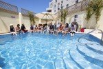 Am Pool der Sprachschule © Sprachdirekt GmbH