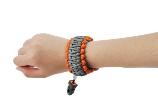 Survival-Armband aus Paracord © Amazon.de