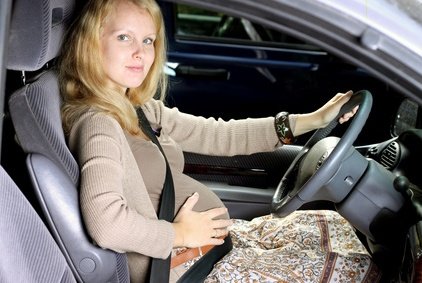 Schwanger mit dem Auto reisen - im Prinzip kein Problem © ambrozinio - Fotolia.com