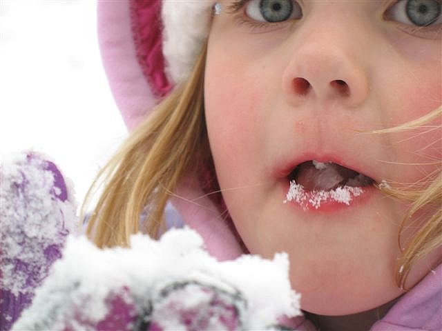 Schnee kann man natürlich auch essen ... © Flickr/bijoubaby