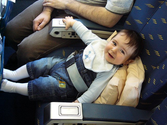 Kindersicherung im Flugzeug - so geht es nicht © Flickr/Sergio Maistrello