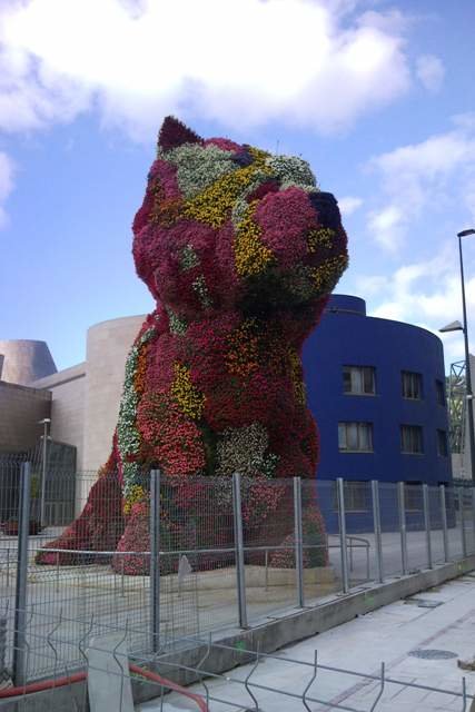 Amüsanter Kunsthund: Vor dem Guggenheim Bilbao steht Jeff Koons‘ „Puppy“, bewachsen mit echten Blumen © Maria-Bettina Eich