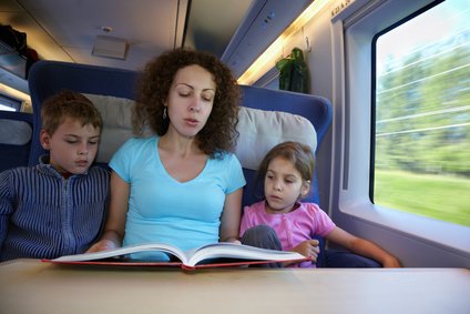 (Vor-) Lesen macht Kindern auch im Zug Spaß © fotolia.com - Pavel Losevsky (Vor-) Lesen macht Kindern auch im Zug Spaß © fotolia.com - Pavel Losevsky