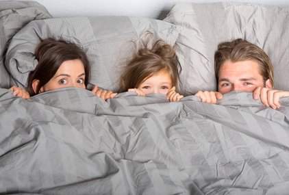 Bei Schlafproblemen im Urlaub hilft eine Nacht im Elternbett © drubig-photo - Fotolia.com
