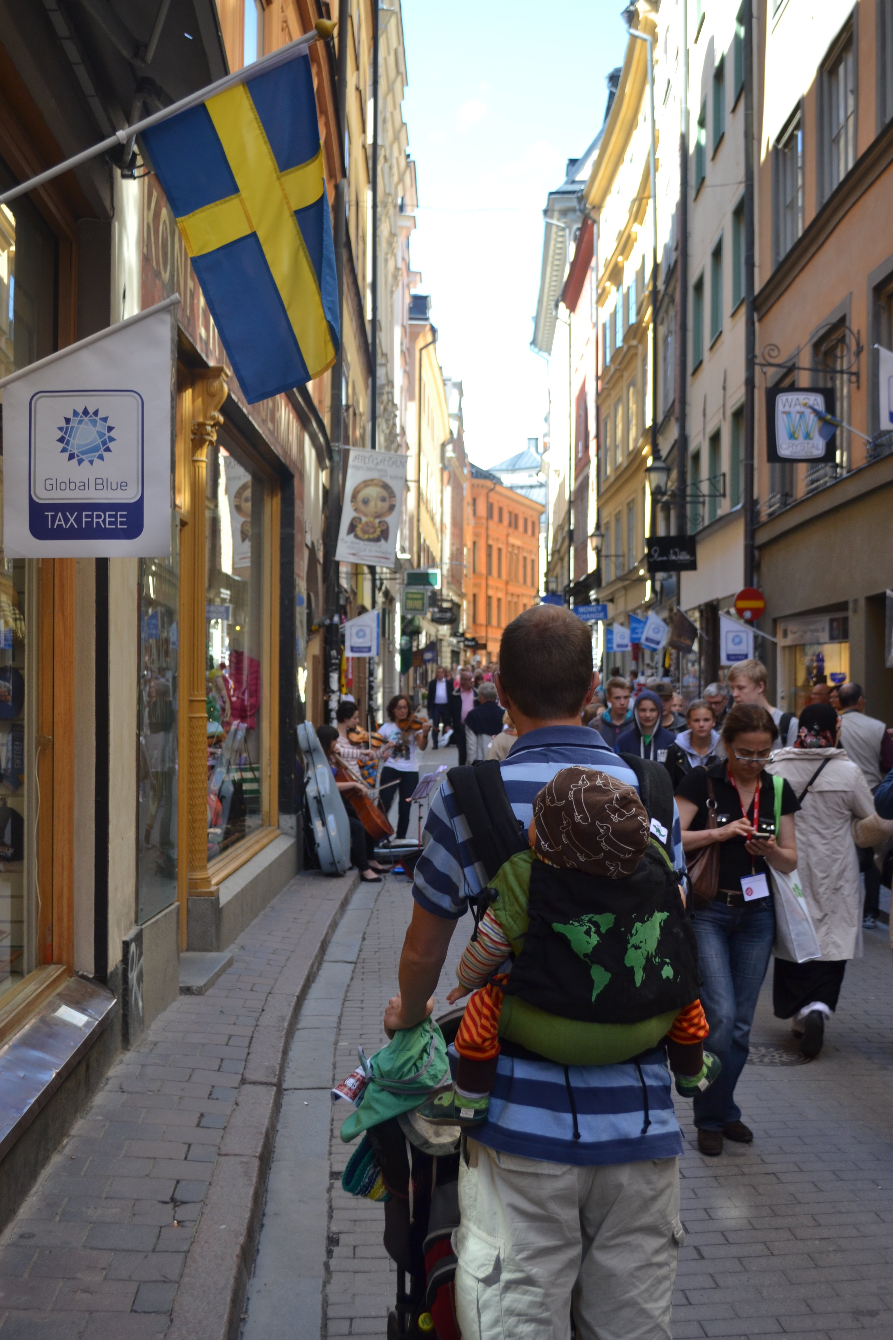 Auf Papas Rücken durch Stockholm © aroundtheworld
