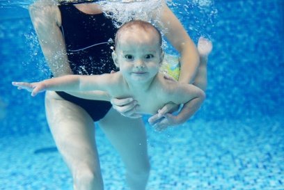 Mit Baby in die Therme - aber klar doch! © Andrey Bandurenko - Fotolia.com