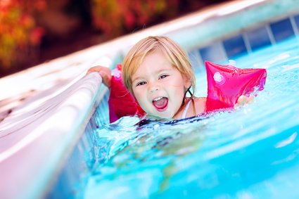 Kleine Kinder können in einer Therme viel Spaß haben © fotoskaz - Fotolia.com