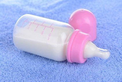 Babymilch darf ohne Weiteres ins Handgepäck © Africa Studio - Fotolia.com