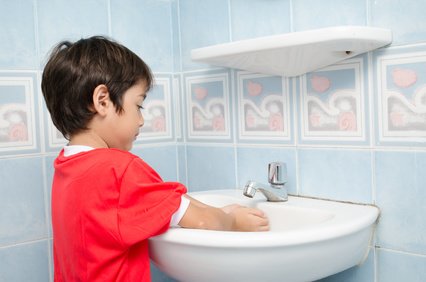 Wichtigste Hygiene-Regel für Kinder im Urlaub: Hände waschen! © wckiw - Fotolia.com