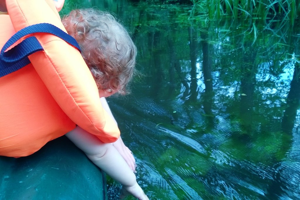 Auch mit sehr kleinen Kindern sind kurze Paddeltouren möglich © Weltwunderer