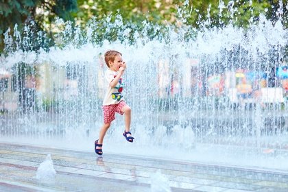 Abkühlung für zwischendurch bieten viele Springbrunnen © Olesia Bilkei - Fotolia.com