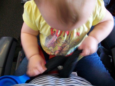 Im Loop Belt kann das Kind sitzen, wie es will – sicher ist das aber nicht! © Ceri Rogers Im Loop Belt kann das Kind sitzen, wie es will – sicher ist das aber nicht! © Ceri Rogers