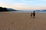 Am abendlichen Strand von Amanohashidate © Weltwunderer