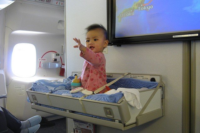 Das Bassinet - ein begehrter Platz im Flugzeug für Babys © Flickr - William Whyte