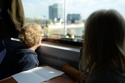 Familienreisen mit der Bahn sind - eigentlich - sehr sicher © lunaundmo - Fotolia.com