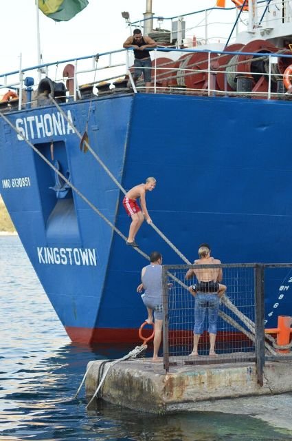 Sport und Spaß am Hafen von Amfilochia © travelfamily.de