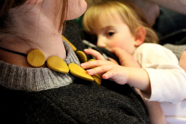 Mal ehrlich - dieses Stillbaby stört doch keinen Passagier © Flickr/various brennemans