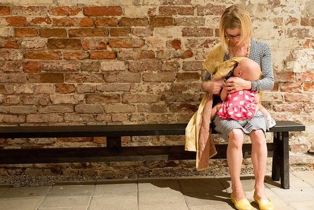 Mit einem Tuch oder "Nursing Cover" stillt ihr sehr dezent © Pixabay Mit einem Tuch oder "Nursing Cover" stillt ihr sehr dezent © Pixabay