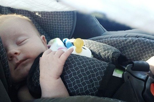 Am sichersten fliegt Baby in seinem Autositz - satt gestillt und mit Schnuller © Pixabay