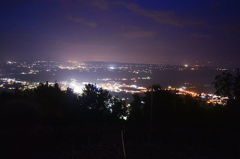 Nachtblick auf Medjugorje vom Kreuzwegsberg © travelfamily.de