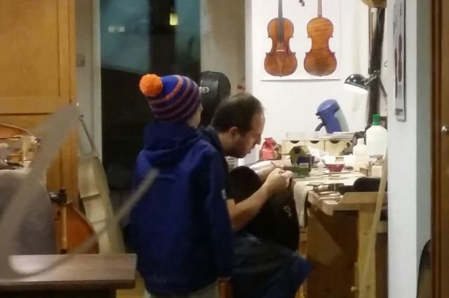 Kunstunterricht live bei einem Geigenbauer © travelfamily.de