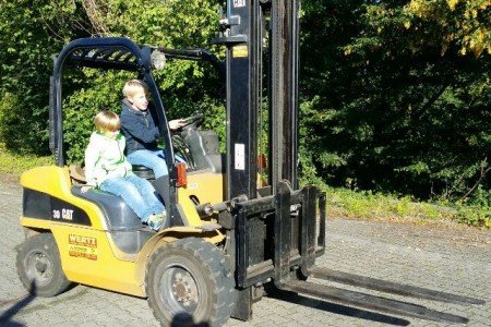 Gabelstaplerfahren steht auf keinem Lehrplan © travelfamily.de Gabelstaplerfahren steht auf keinem Lehrplan © travelfamily.de