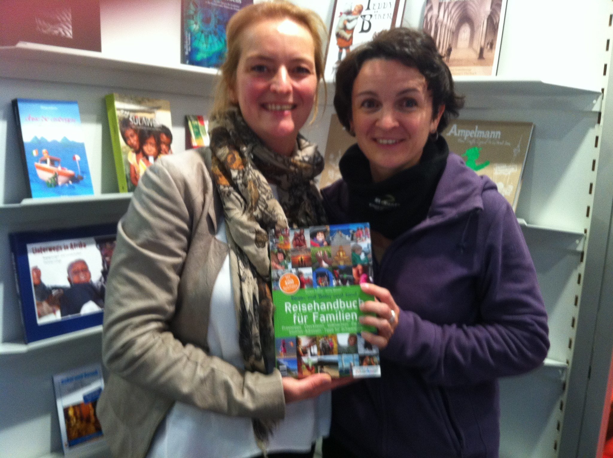 Die stolzen Autorinnen mit ihrem "Baby" auf der Frankfurter Buchmesse © Kerstin Führer Die stolzen Autorinnen mit ihrem "Baby" auf der Frankfurter Buchmesse © Kerstin Führer