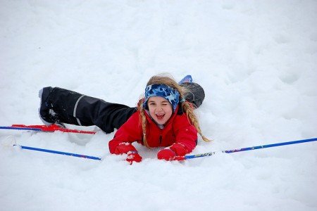 Nase voll vom Skifahren? Es gibt noch viel mehr zu tun im Schnee © Falling, but still all smiles von AnneCN unter CC BY 2.0 Nase voll vom Skifahren? Es gibt noch viel mehr zu tun im Schnee © Falling, but still all smiles von AnneCN unter CC BY 2.0