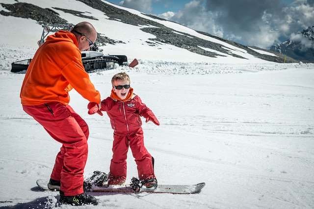 Früh übt sich, wer snowboarden will © Flickr/Francesco Crippa