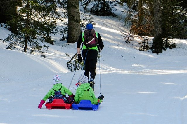 Ob auf Langlaufskiern oder zu Fuß: Winterwandern geht auch mit Kindern © Pixabay Ob auf Langlaufskiern oder zu Fuß: Winterwandern geht auch mit Kindern © Pixabay