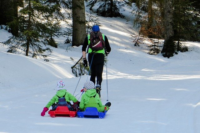 Ob auf Langlaufskiern oder zu Fuß: Winterwandern geht auch mit Kindern © Pixabay